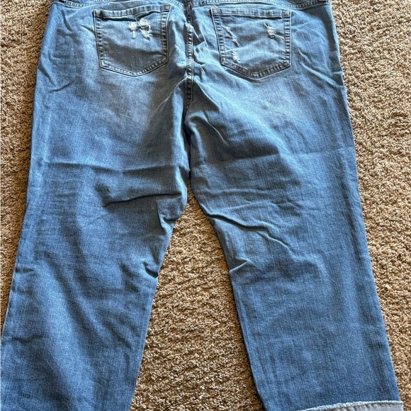 Torrid women’s sz 20 Light Blue Distressed  stretch capris shorts bottoms - Picture 6 of 6